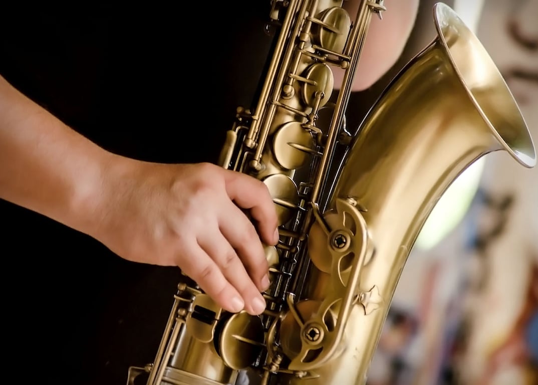 Aula de música com saxofone em ambiente acadêmico