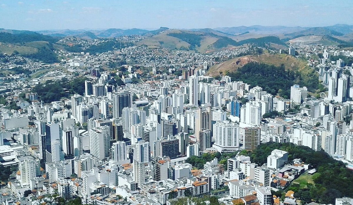 Vista urbana de Juiz de Fora com morros ao fundo