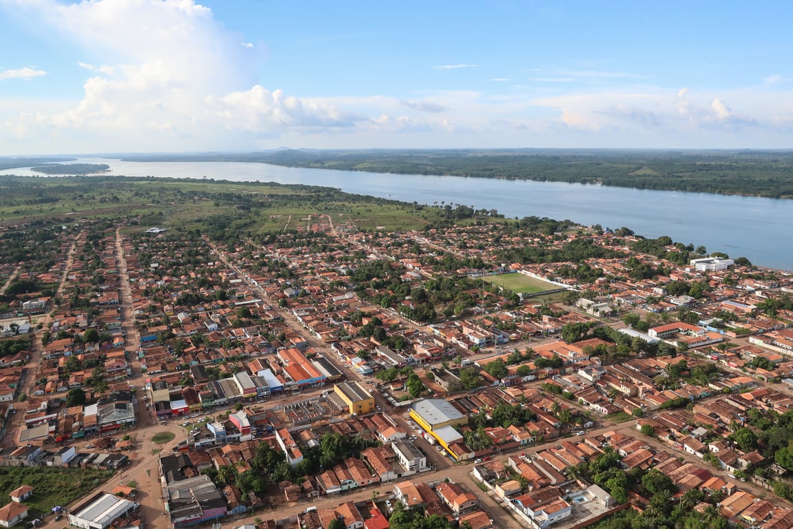 Vista aérea de Itupiranga (PA) às margens do rio Tocantins