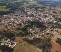 Vista aérea do centro urbano de Descanso, com áreas residenciais e trechos arborizados em dia claro. (Crédito: Prefeitura de Descanso)