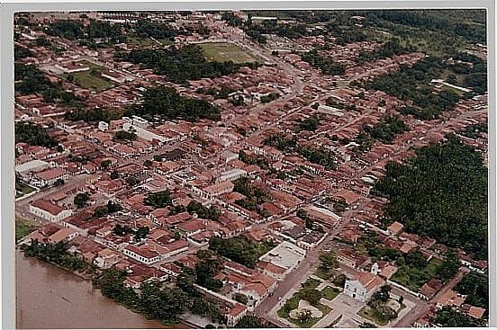 Vista aérea de Rosário (MA), com área urbana e margem de rio