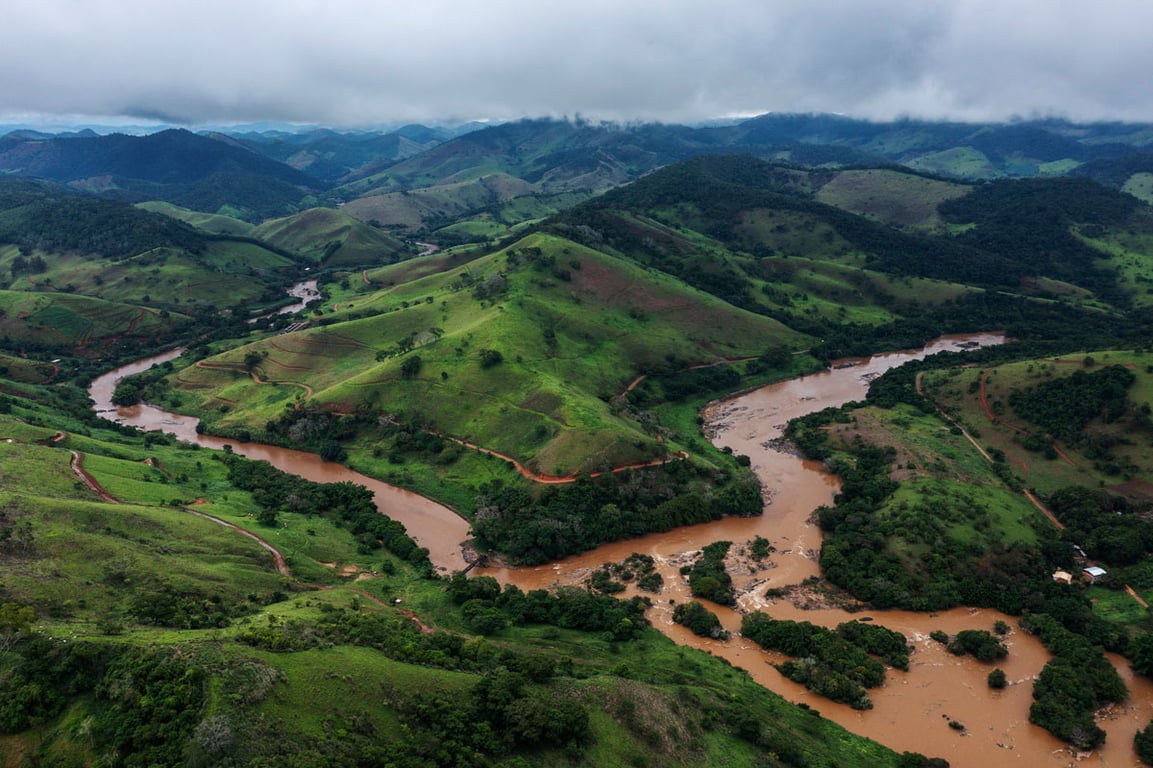 Vale do Rio Doce, com rio serpenteando entre morros verdes