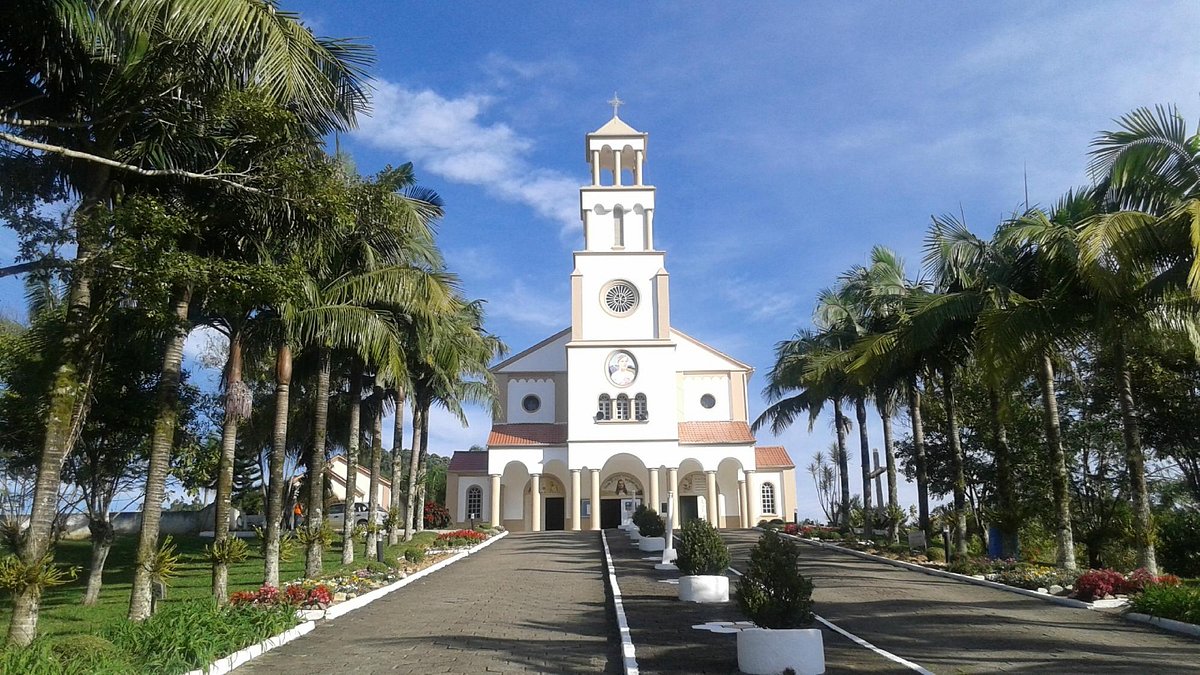 Igreja e praça central de Imaruí