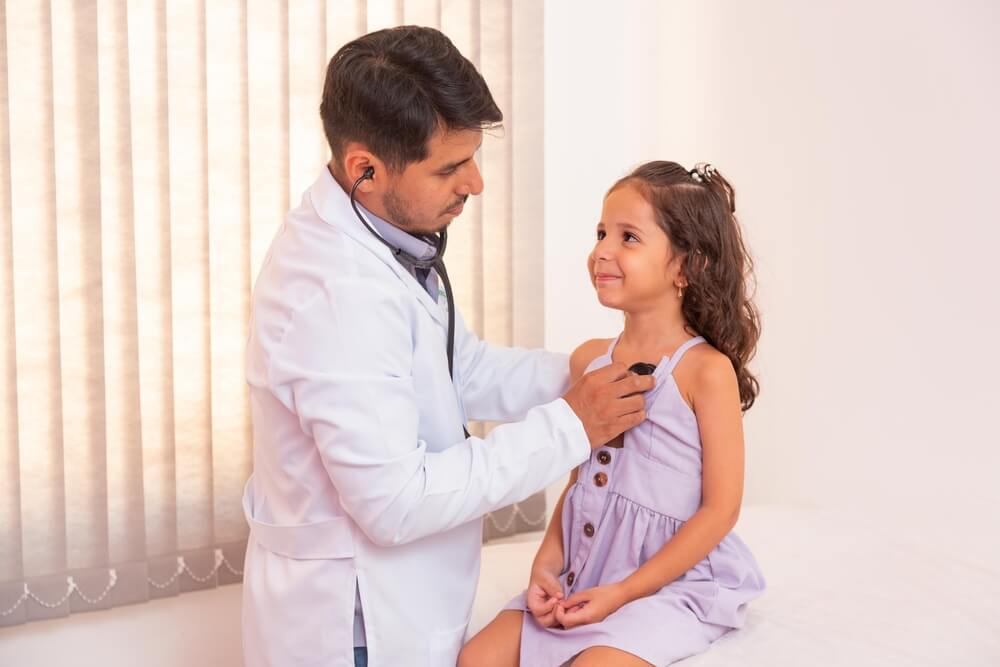 Atendimento pediátrico em consultório, imagem ilustrativa