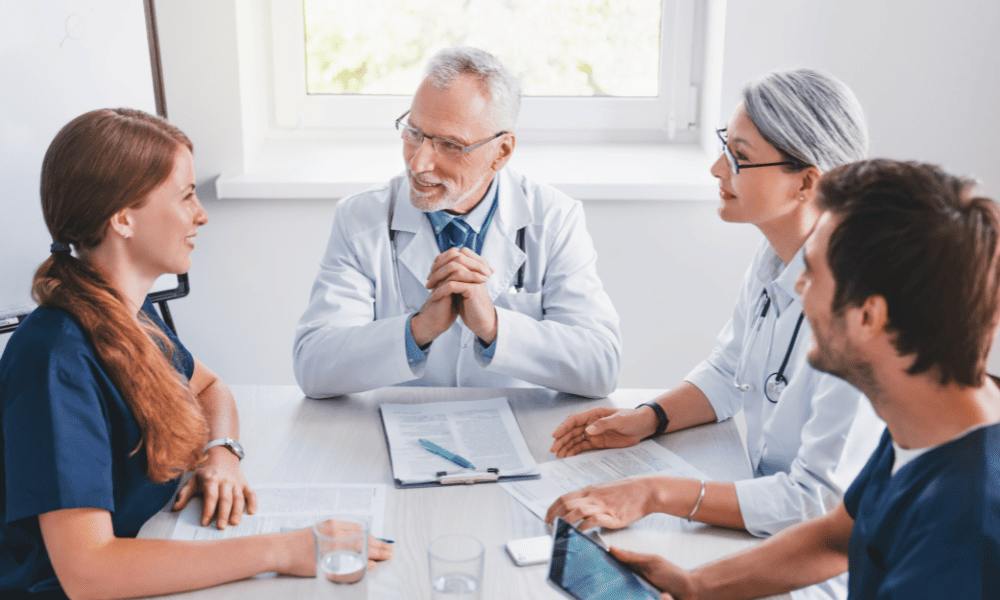 Profissionais em reunião de trabalho, contexto institucional