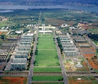 Vista aérea do Eixo Monumental de Brasília com Congresso Nacional ao pôr do sol