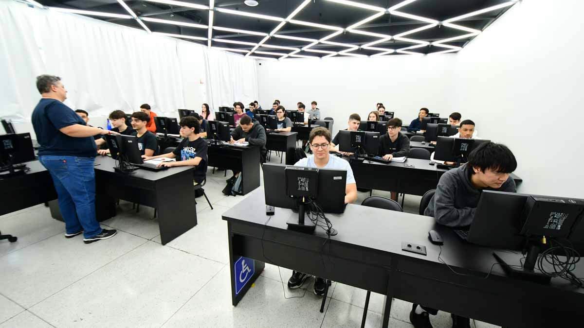 Laboratório de informática com professor e alunos