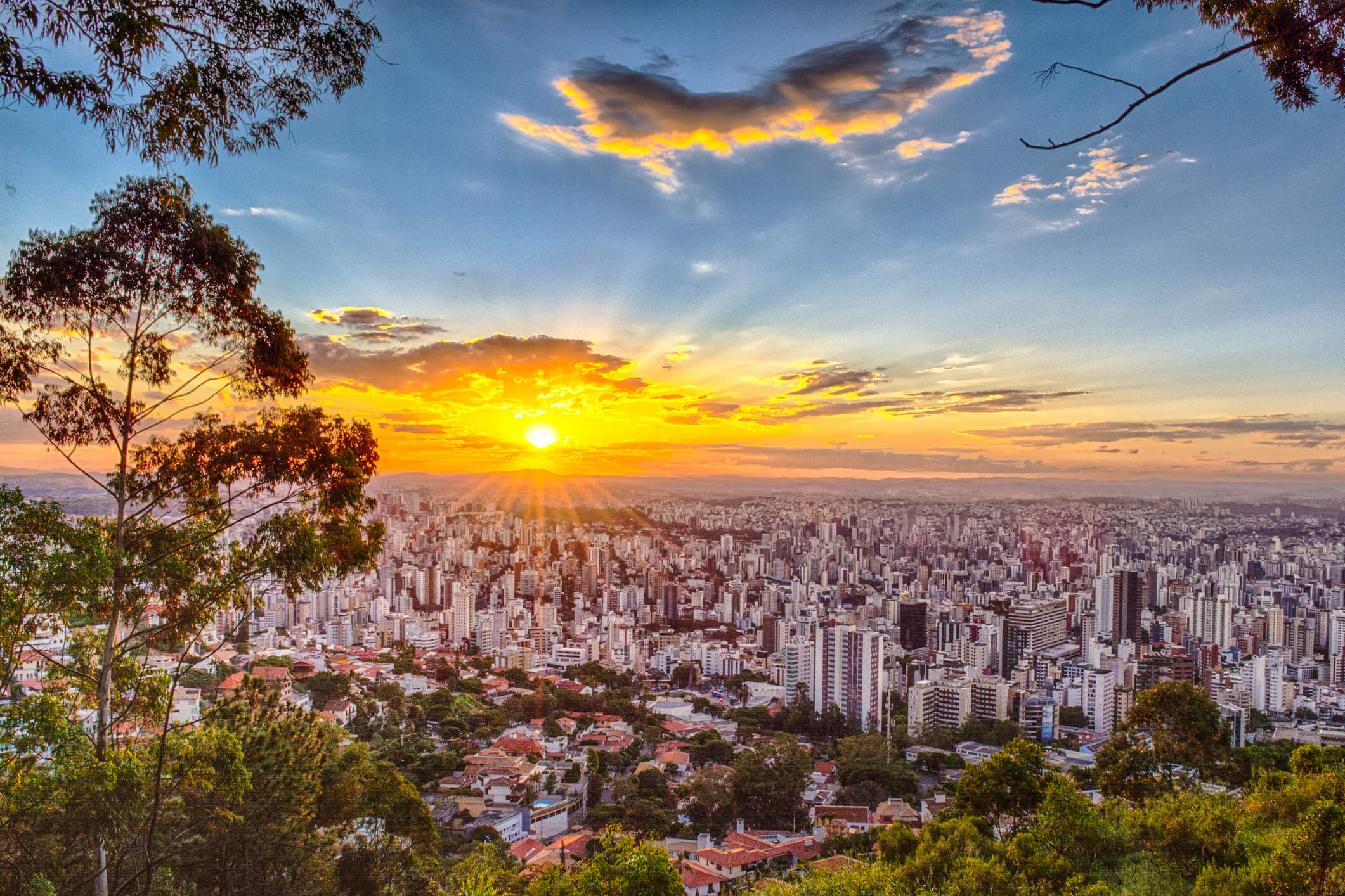 Skyline de Belo Horizonte ao entardecer