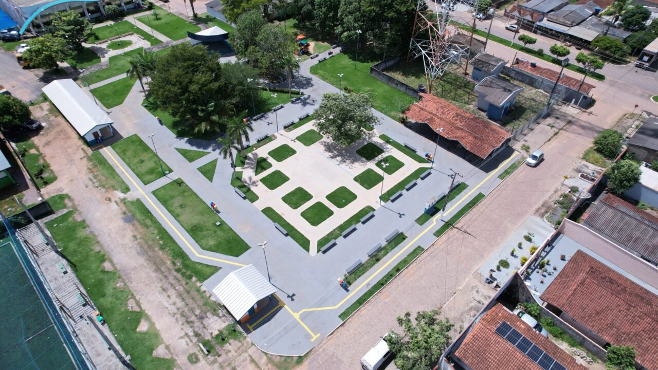 Vista urbana com áreas verdes em município do interior de Rondônia