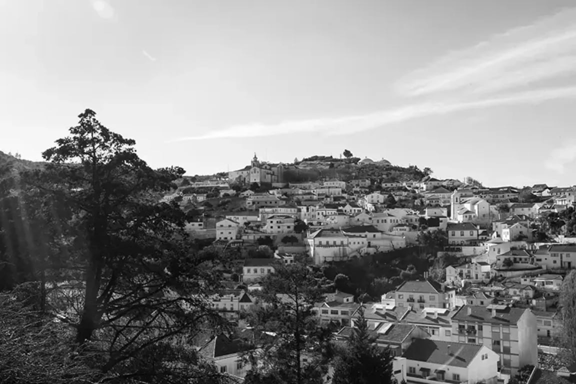 Paisagem urbana no Oeste catarinense, com construções baixas e ruas tranquilas sob céu claro