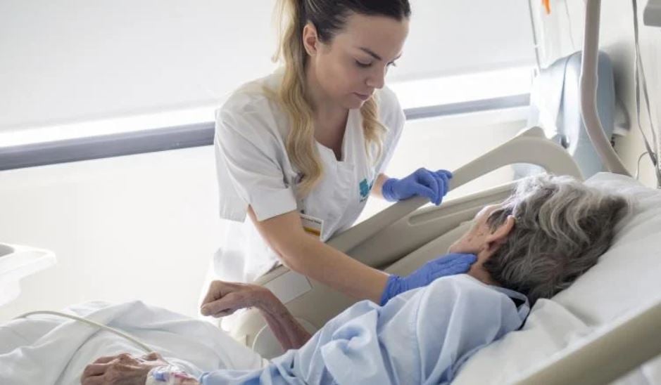 Profissional de enfermagem em atendimento hospitalar