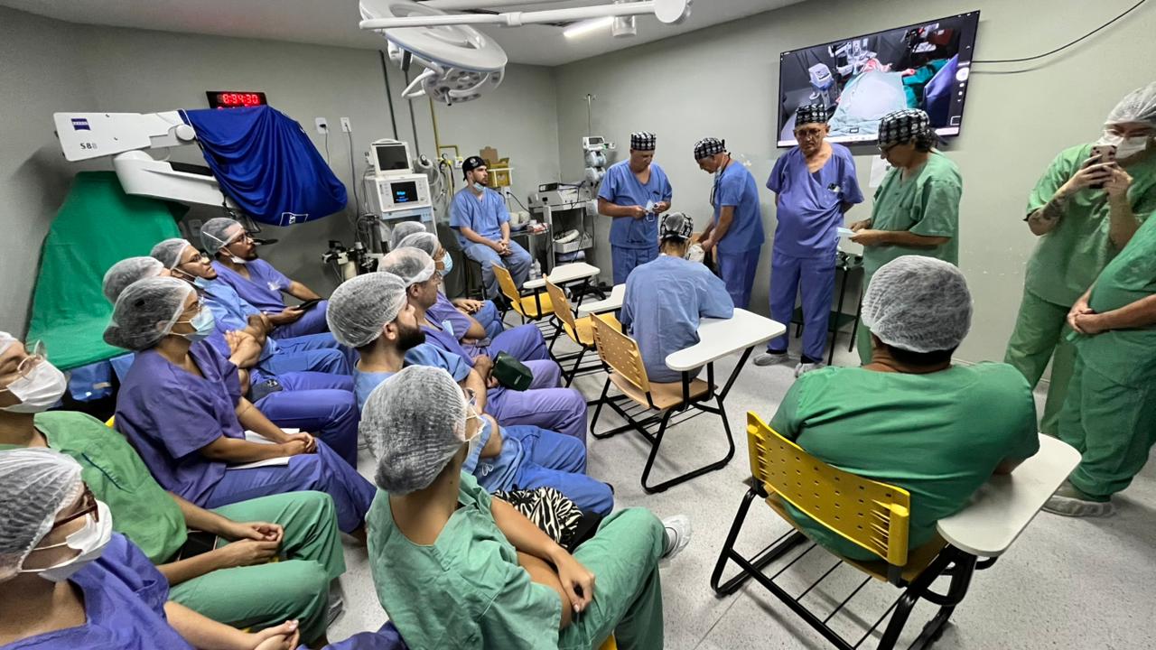 Equipe médica em centro cirúrgico pediátrico, em ambiente universitário