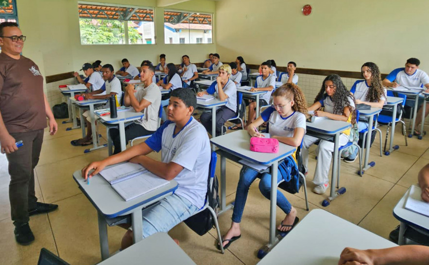 Ambiente de sala de aula na rede pública