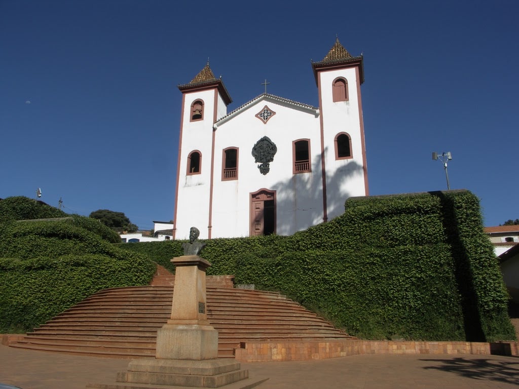 Igreja matriz e praça central em cidade do interior de Minas Gerais, fim de tarde