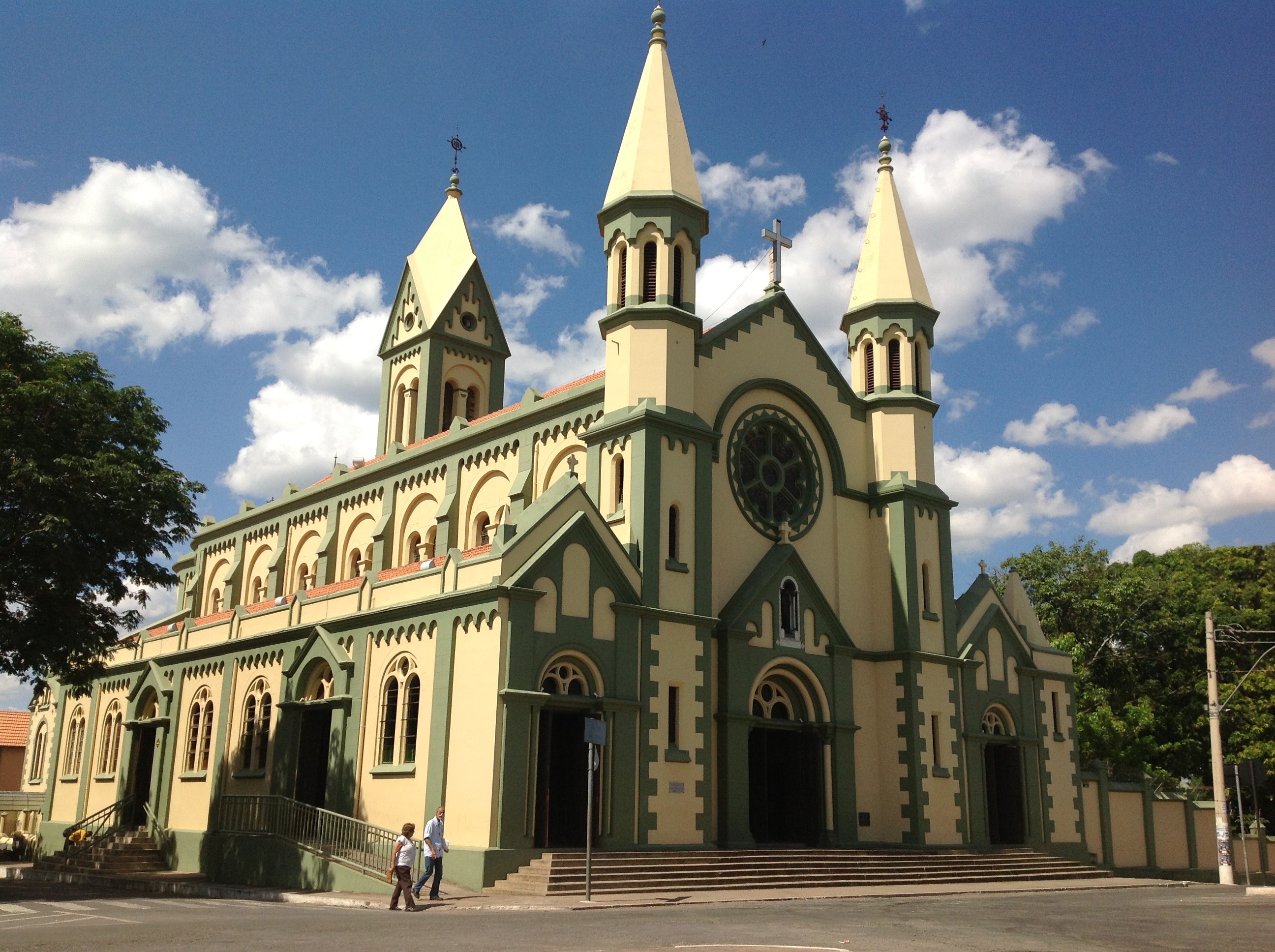 Centro histórico de Curvelo MG, com a Igreja Matriz em destaque sob céu azul