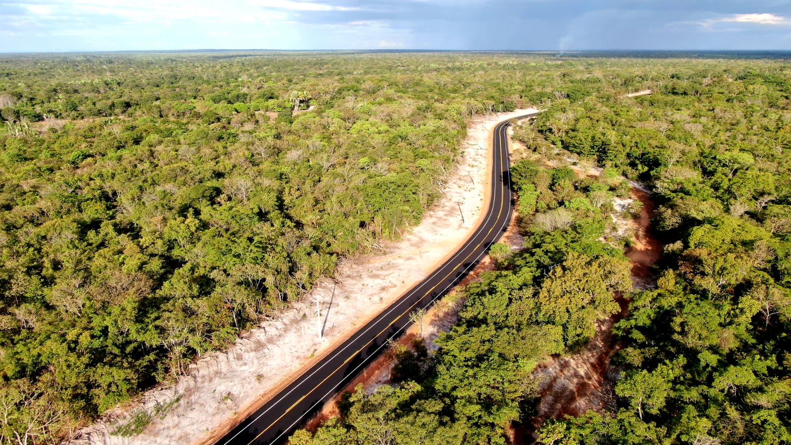 Estrada no interior do Piauí cercada por vegetação e céu aberto