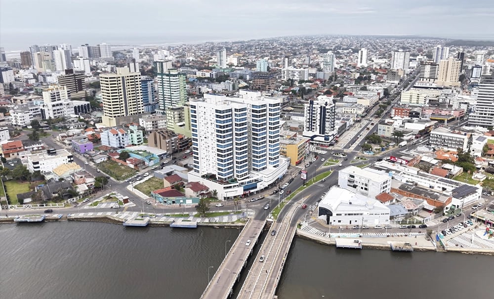 Vista aérea de bairro urbano com quadras e residências em Tramandaí RS