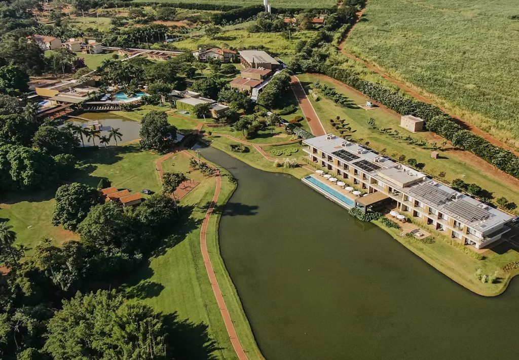 Represa e vegetação de cerrado ao entardecer, cenário típico do interior paulista