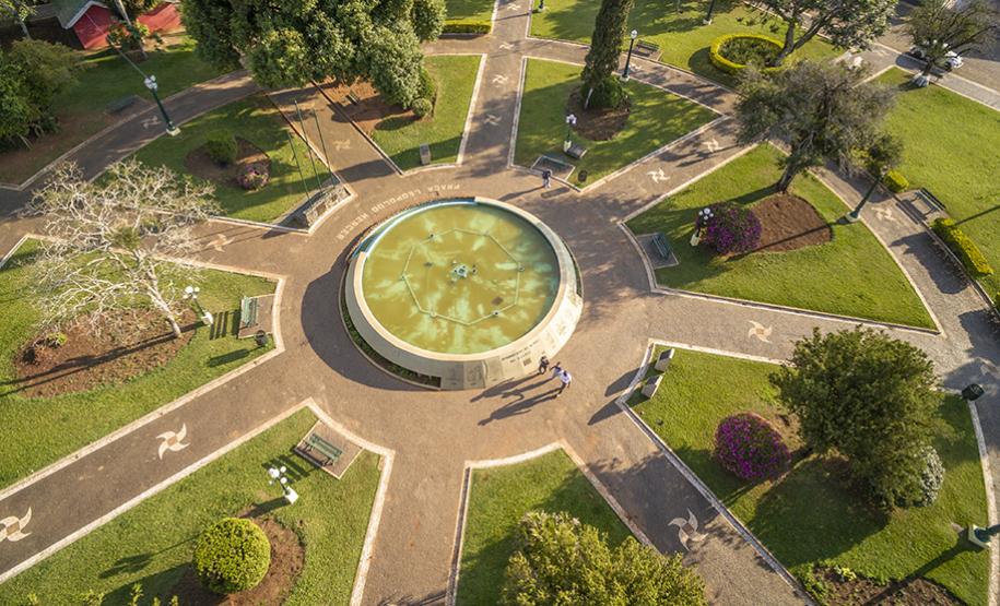 Vista aérea de área urbana e parque em Diamante d’Oeste PR