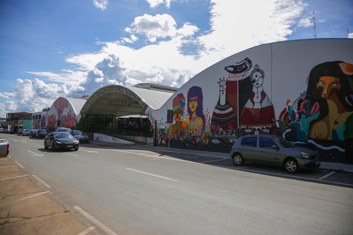 Centro de Marau RS, vista urbana com mural artístico