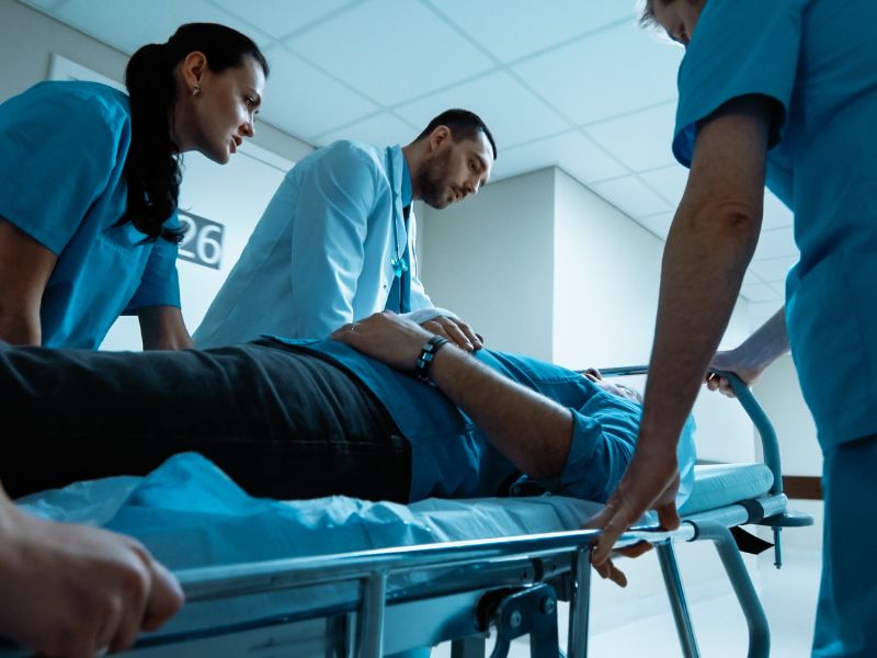 Equipe de emergência/neurologia em ambiente hospitalar