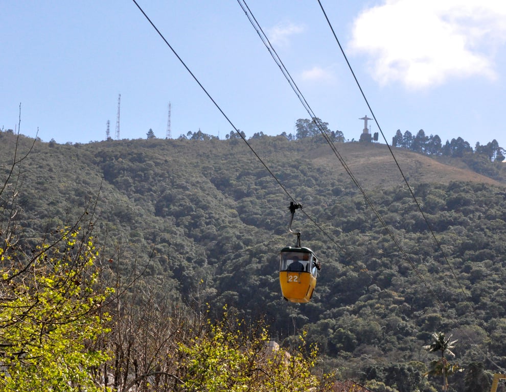 Teleférico de Poços de Caldas com vegetação ao fundo, em dia ensolarado