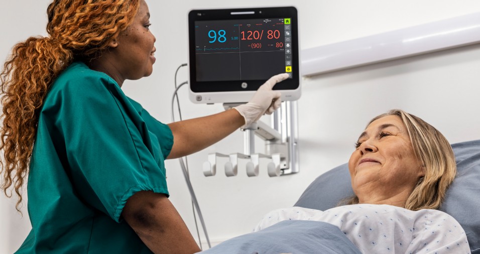Profissional de saúde em ambiente hospitalar observando monitores