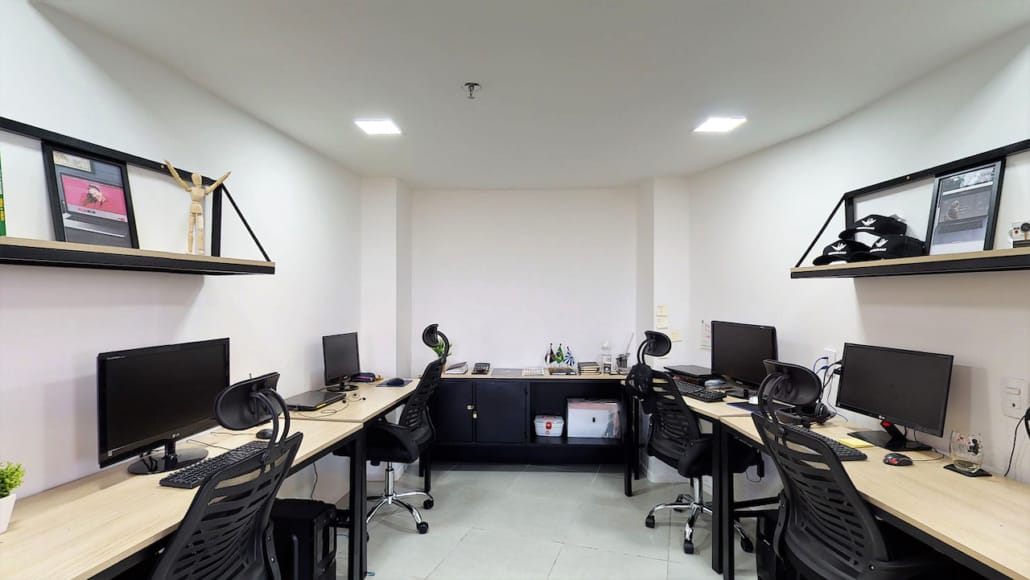 Equipe analisando documentos em ambiente de escritório