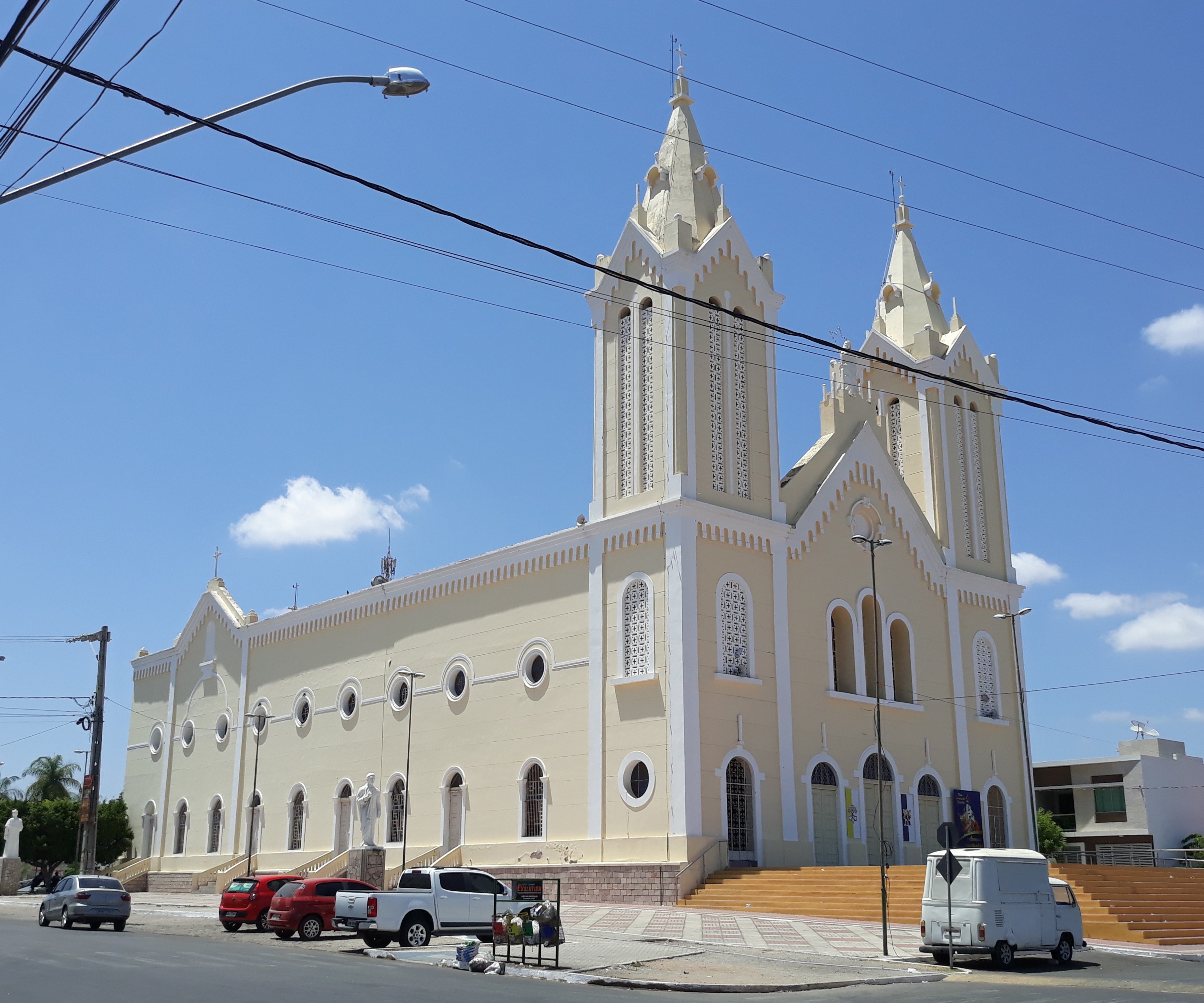 Centro histórico de Pombal PB ao entardecer, com a igreja matriz em destaque