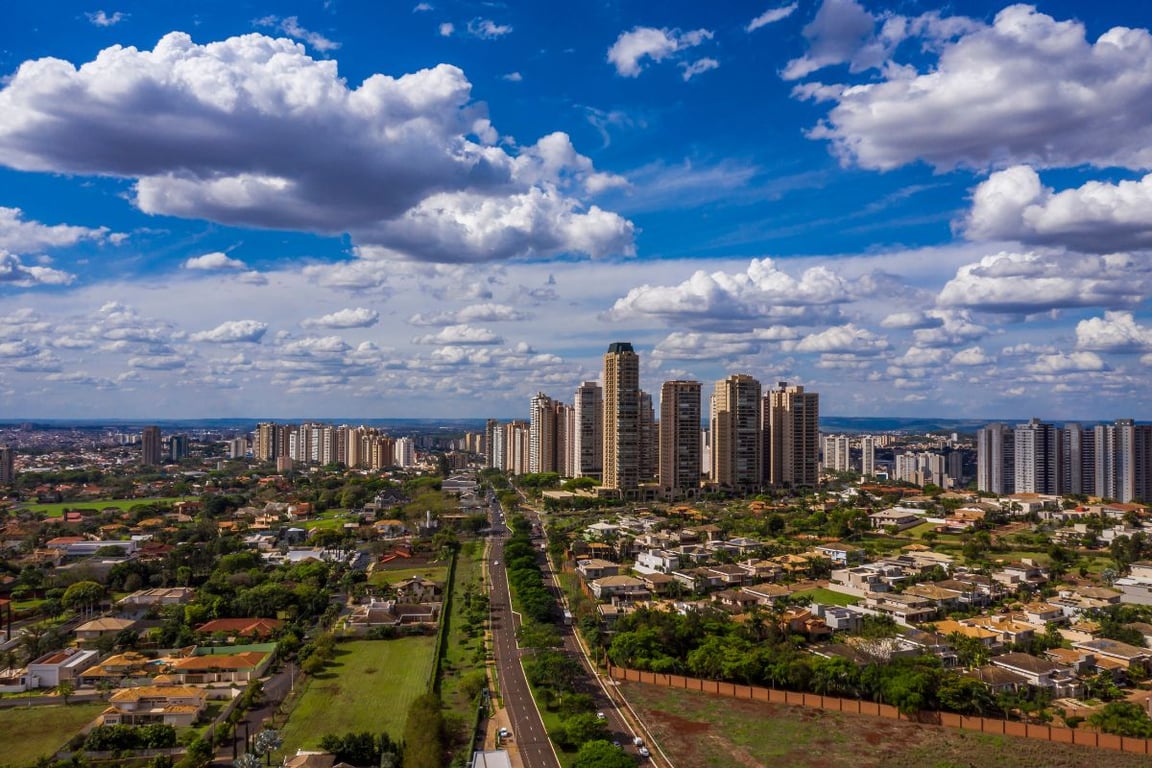 Vista aérea de Ribeirão Preto, com skyline e áreas verdes