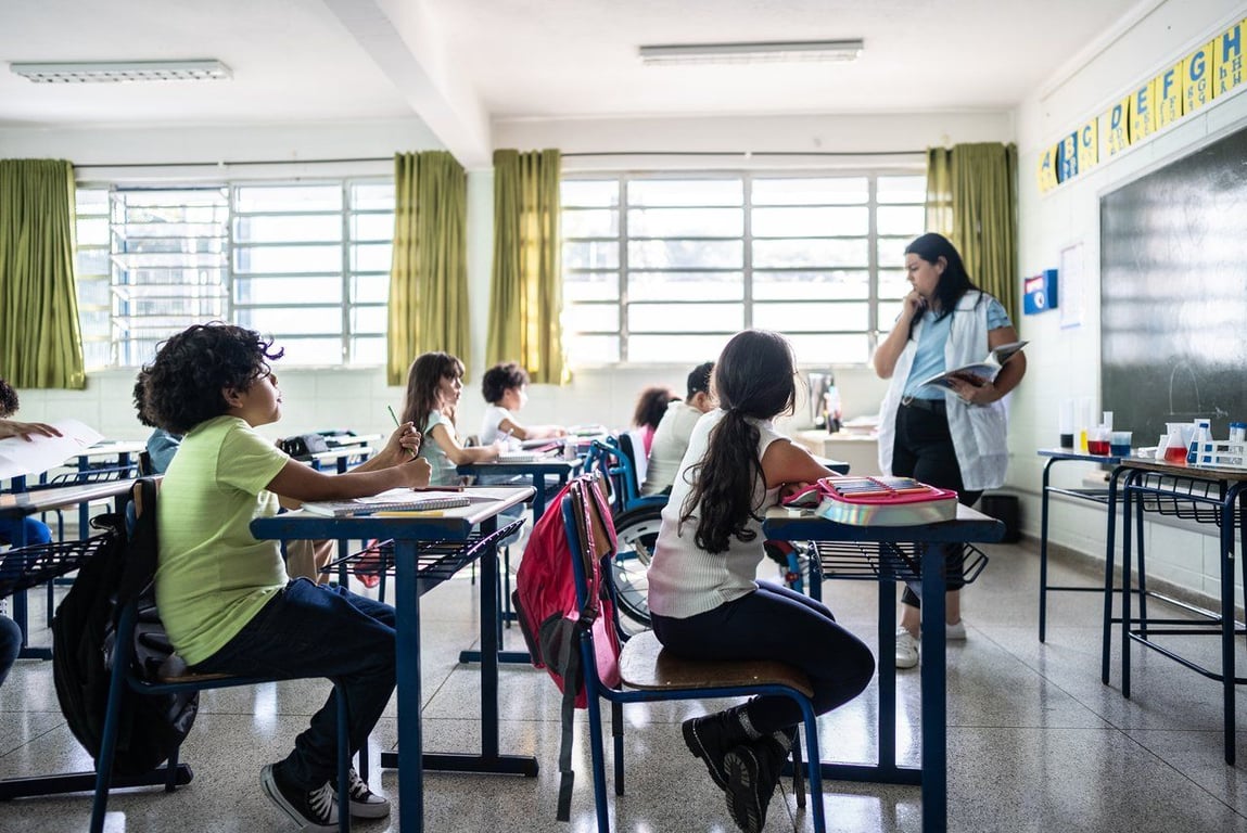 Sala de aula da rede pública em atividade pedagógica