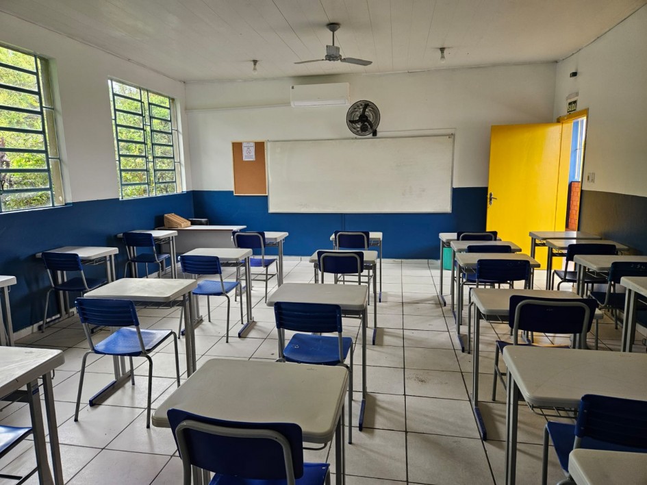Sala de aula de escola pública brasileira