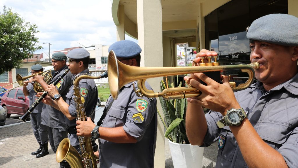 Banda militar brasileira em apresentação pública, com destaque para instrumentos de sopro e uniformes cerimoniais
