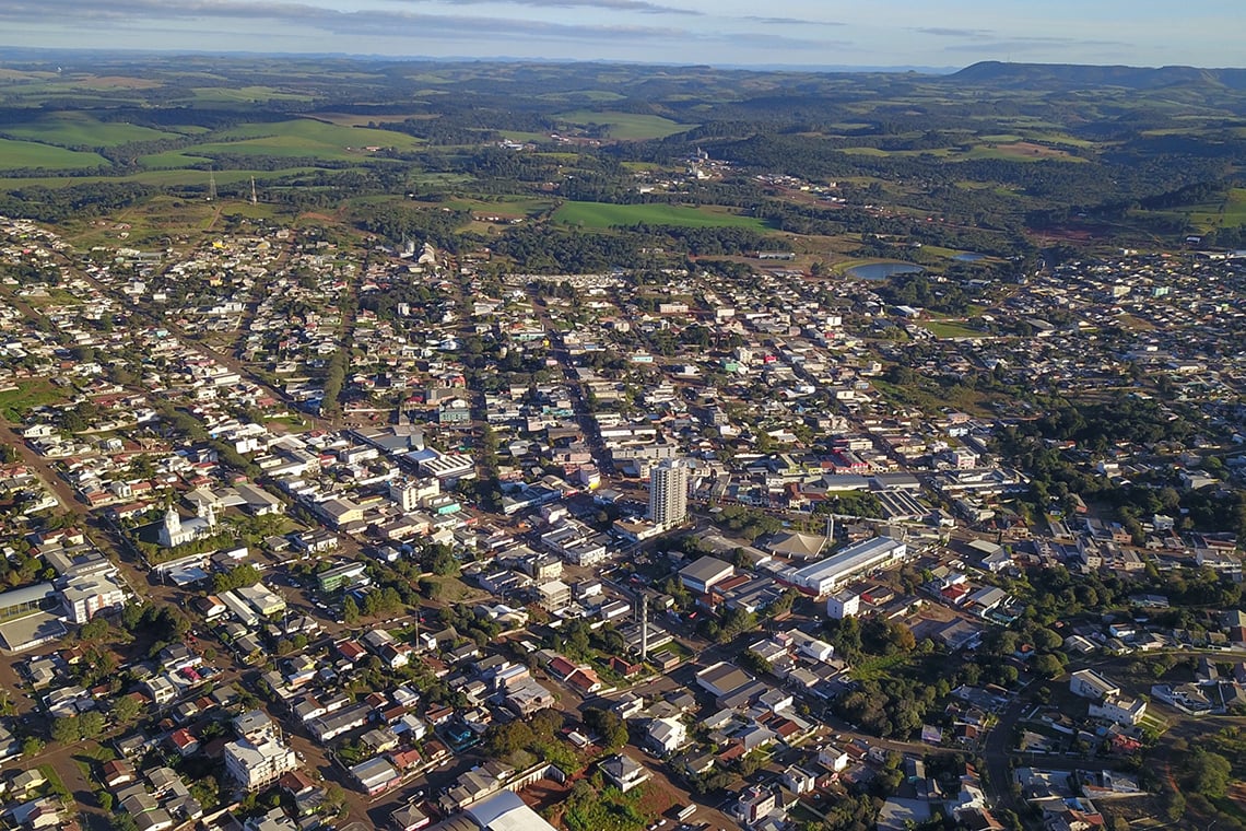 Vista aérea de Pitanga, no Paraná, com paisagem urbana e céu aberto