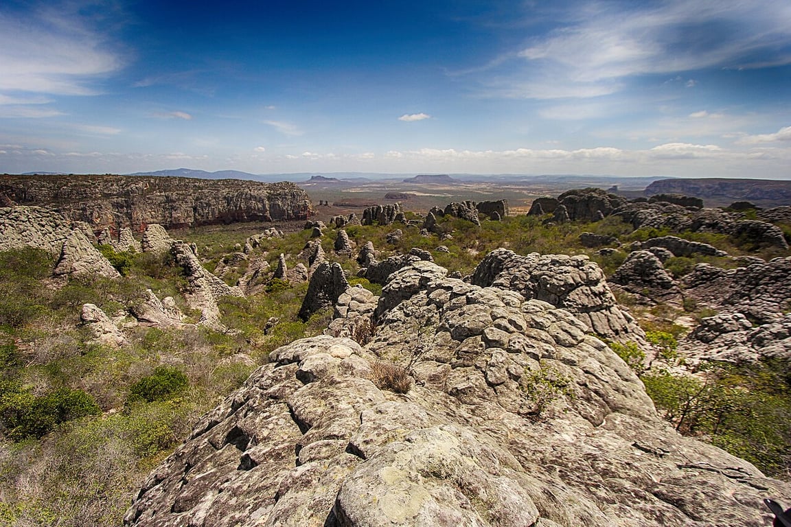Paisagem do sudoeste da Bahia com serras e vegetação típica