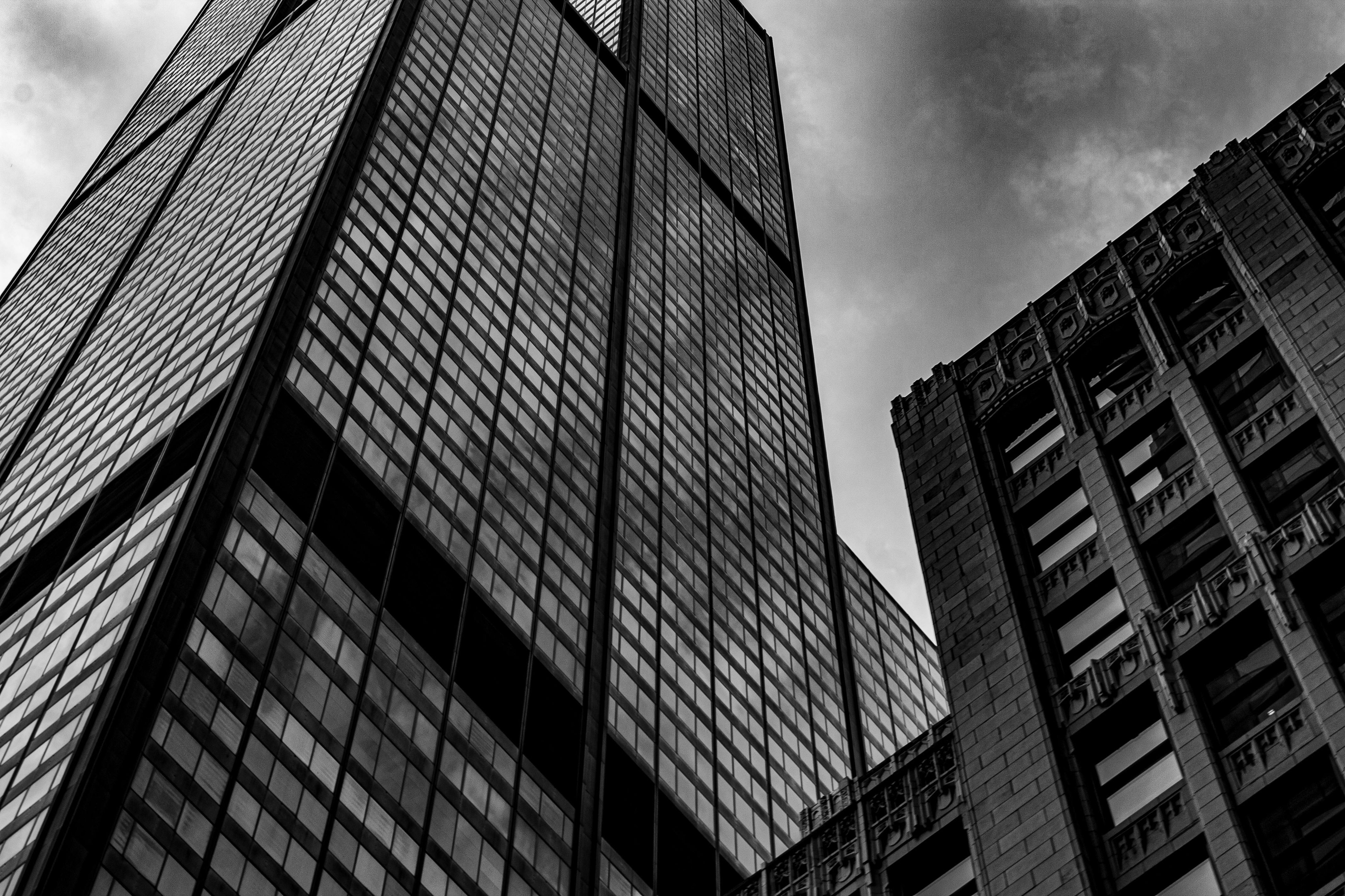 Paisagem urbana de Campinas ao entardecer, com prédios iluminados e céu nublado