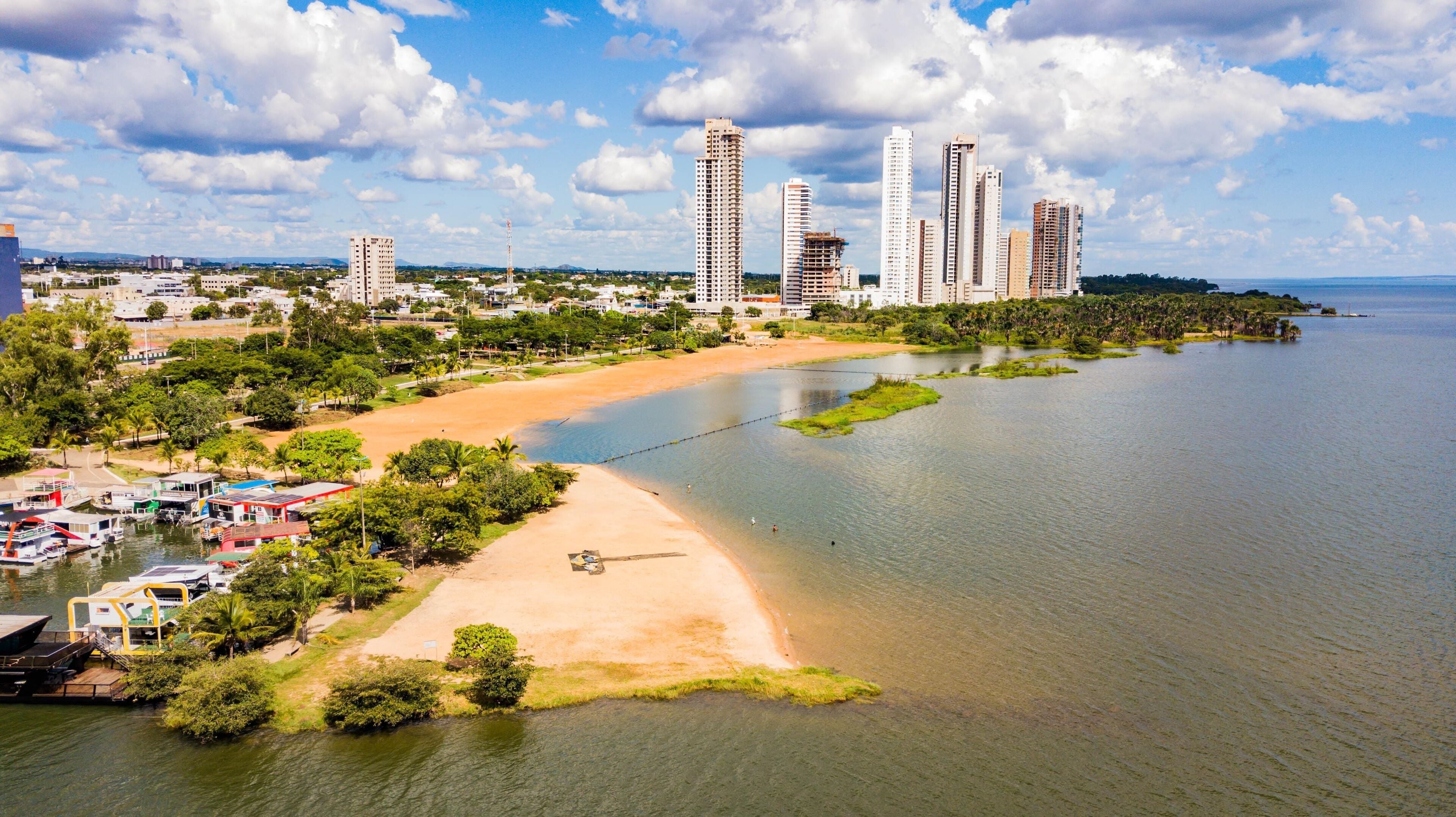 Skyline de Araguaína, Tocantins, com lago e áreas urbanas ao fundo ao final da tarde