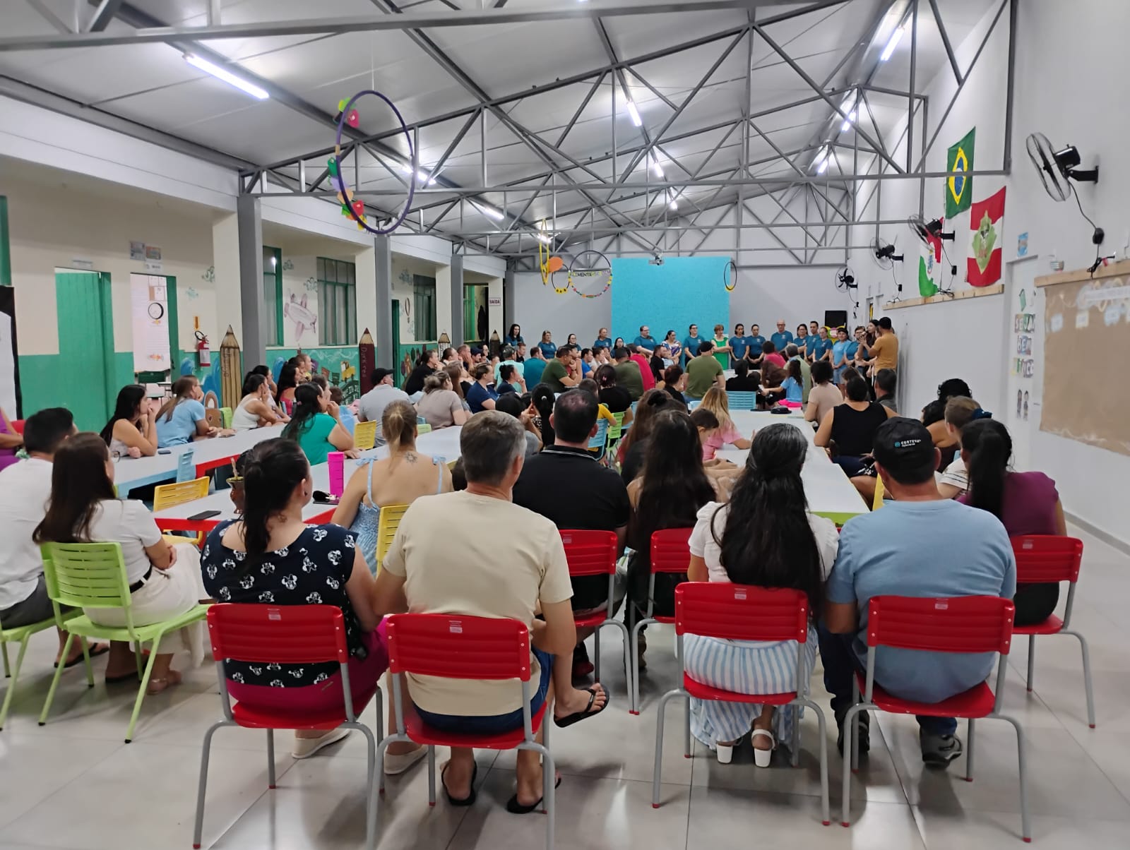 Sala de aula em escola pública no interior de SC, com professores e alunos em atividade