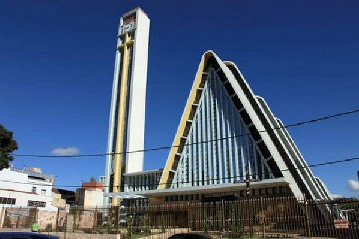 Vista aérea de Pará de Minas, com prédios do centro em dia ensolarado