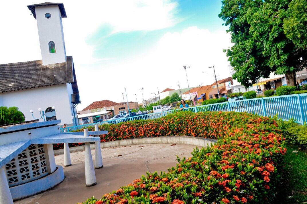 Praça e igreja em Cardoso SP, dia ensolarado