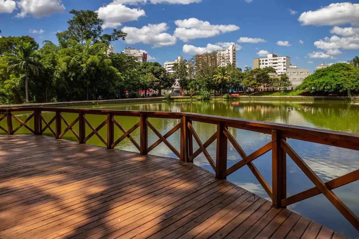 Paisagem urbana arborizada típica do interior paulista, em clima de cidade pequena