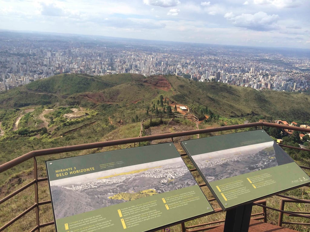Vista aérea de Belo Horizonte com a Serra do Curral ao fundo