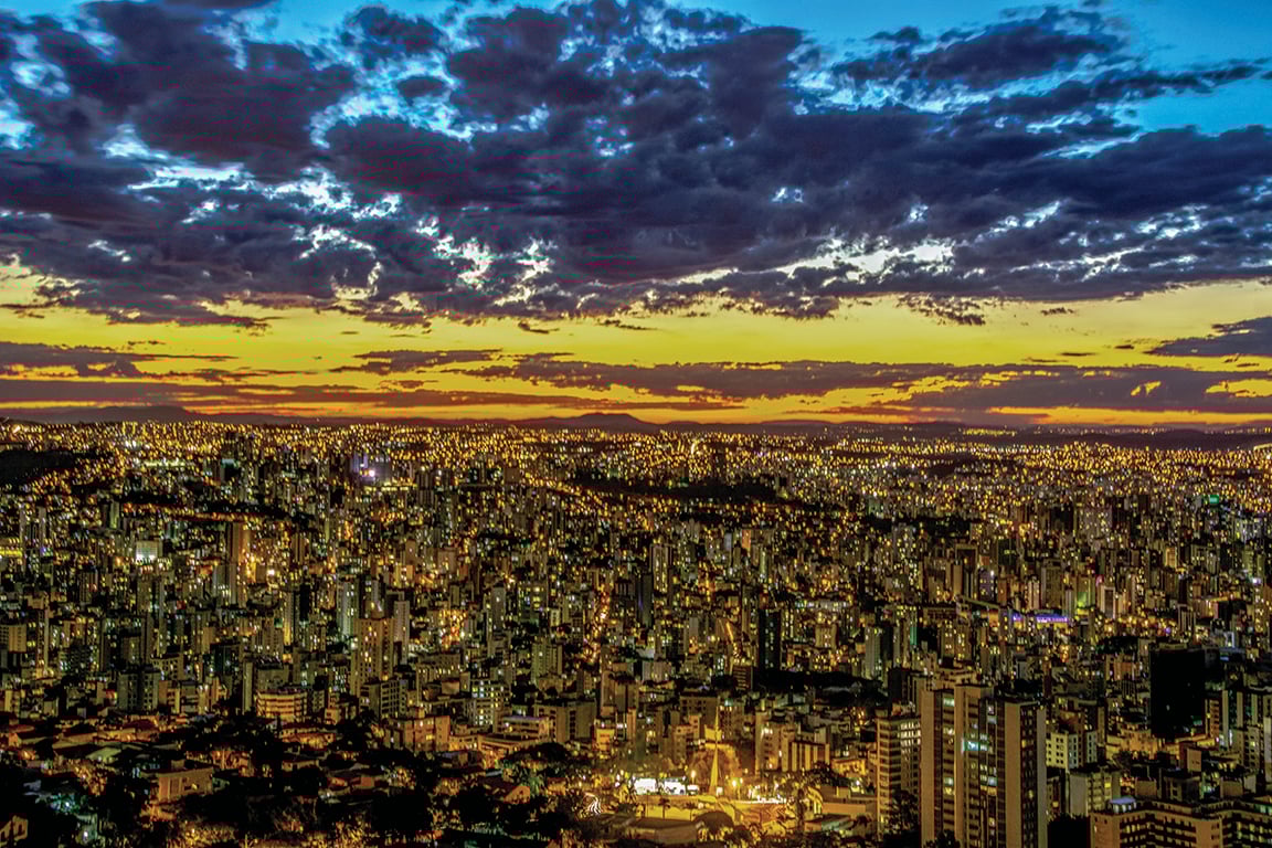 Belo Horizonte ao entardecer, com a Serra do Curral ao fundo
