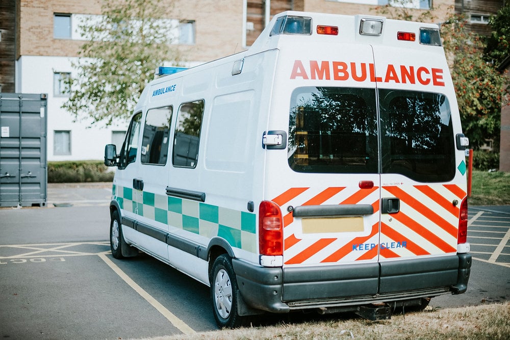 Ambulância do SAMU em ambiente urbano