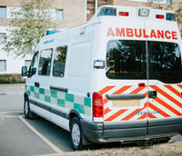Ambulância do SAMU em operação urbana.