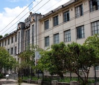 Fachada histórica do Museu de Zoologia da USP, com palmeiras e arquitetura característica.