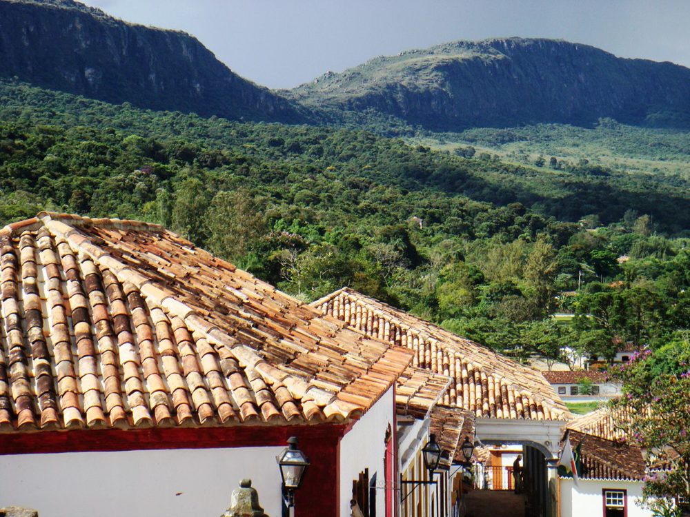 Vista aérea de uma pequena cidade da Zona da Mata mineira, com casario e morros ao fundo