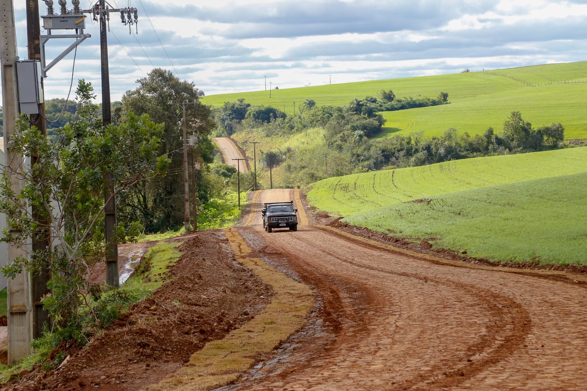Paisagem rural no Noroeste do Rio Grande do Sul, com lavouras e estrada sob céu parcialmente nublado