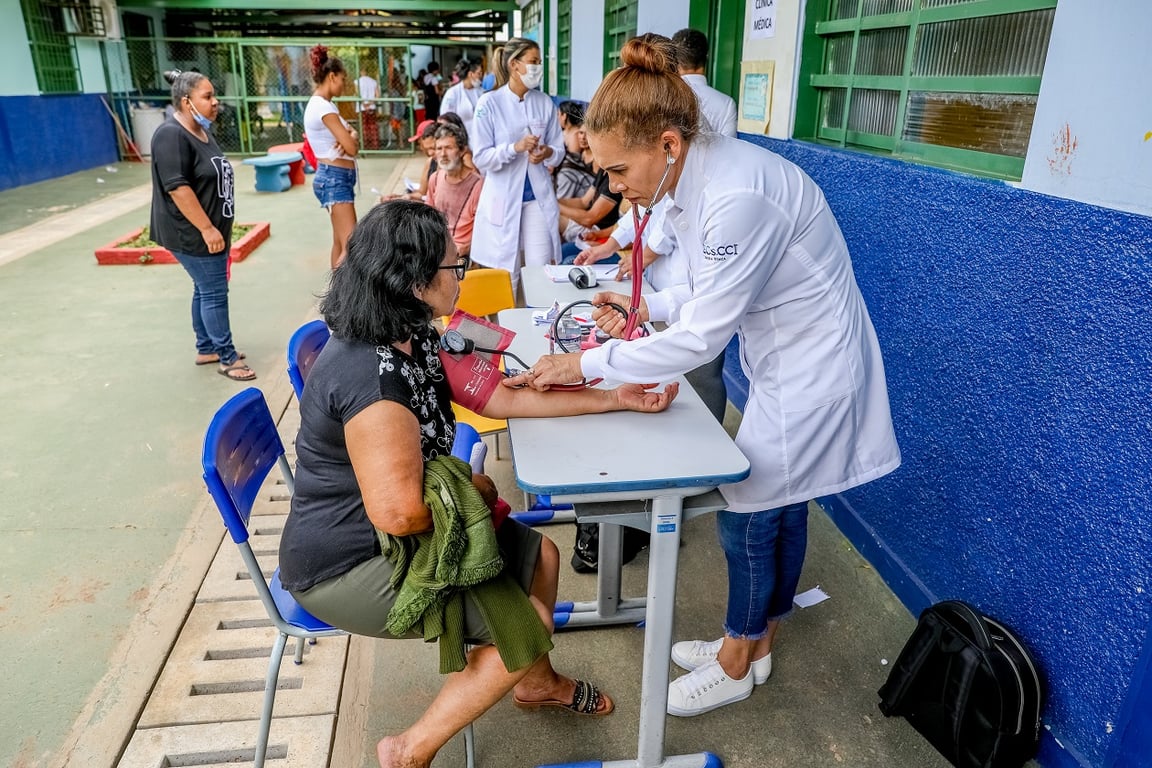 Profissionais de saúde em ação comunitária em área urbana brasileira