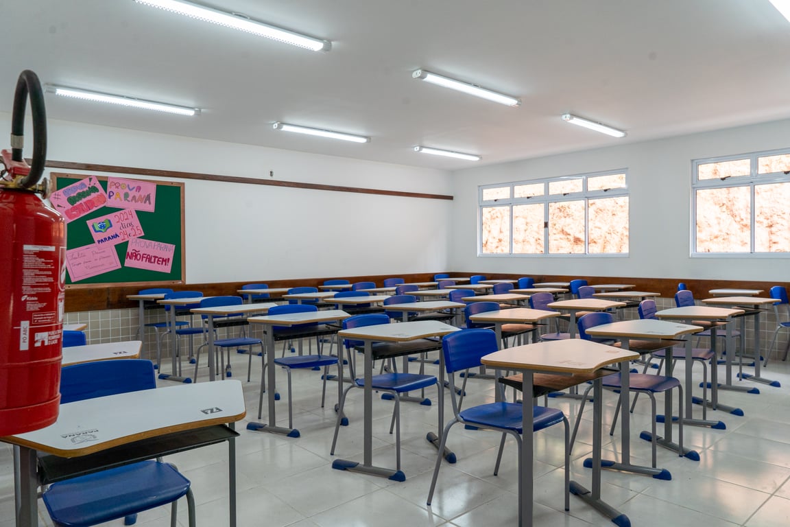 Sala de aula moderna em instituição pública, com carteiras organizadas e iluminação natural